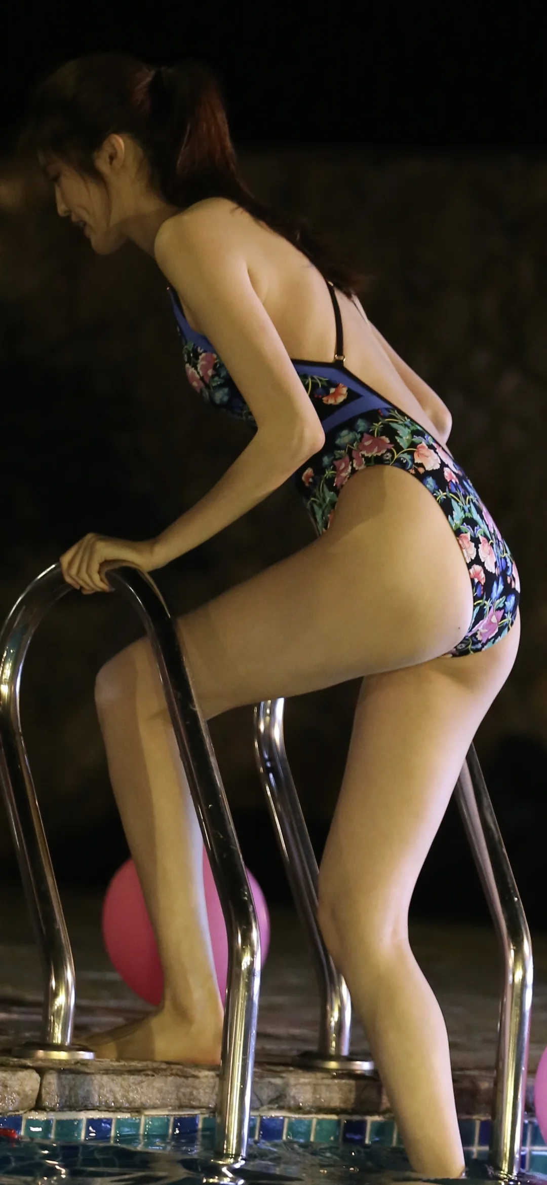 何穗泳池泳装大长腿溢出屏幕啦