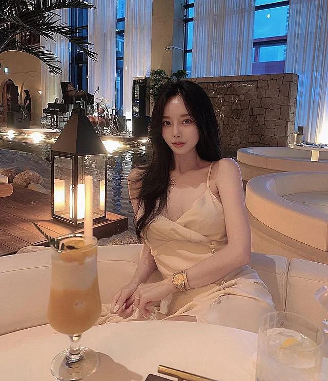 [ins美女]身材性感的大长腿美女模特写真2