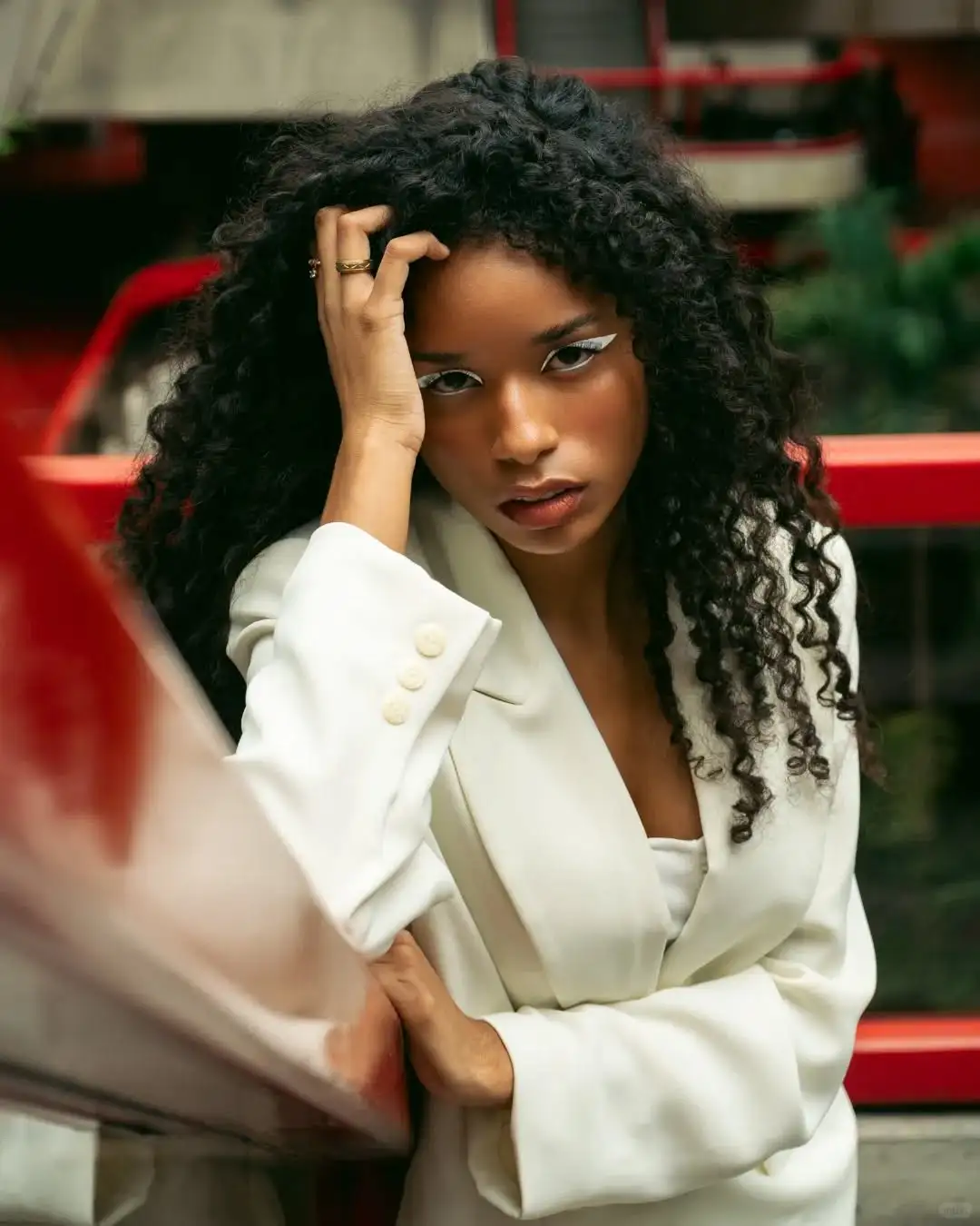 卷发小麦色女外模