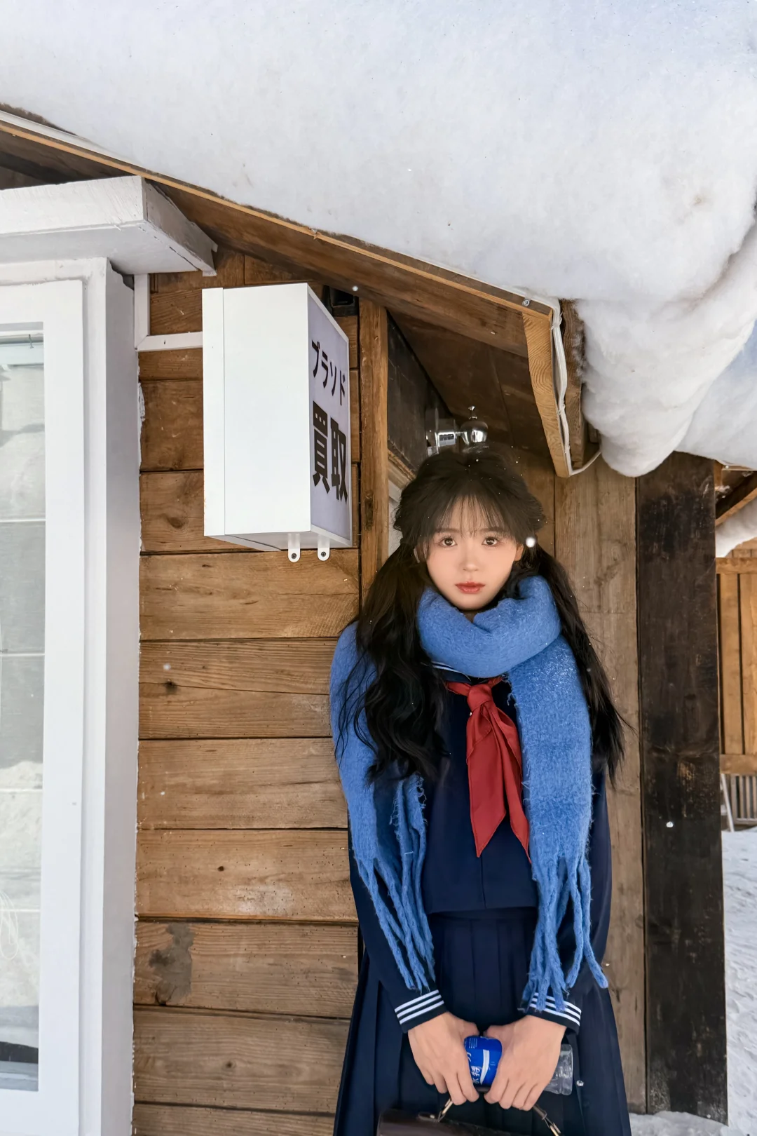 “冬日OOTD｜蓝调制服+围巾，雪地日系少女”