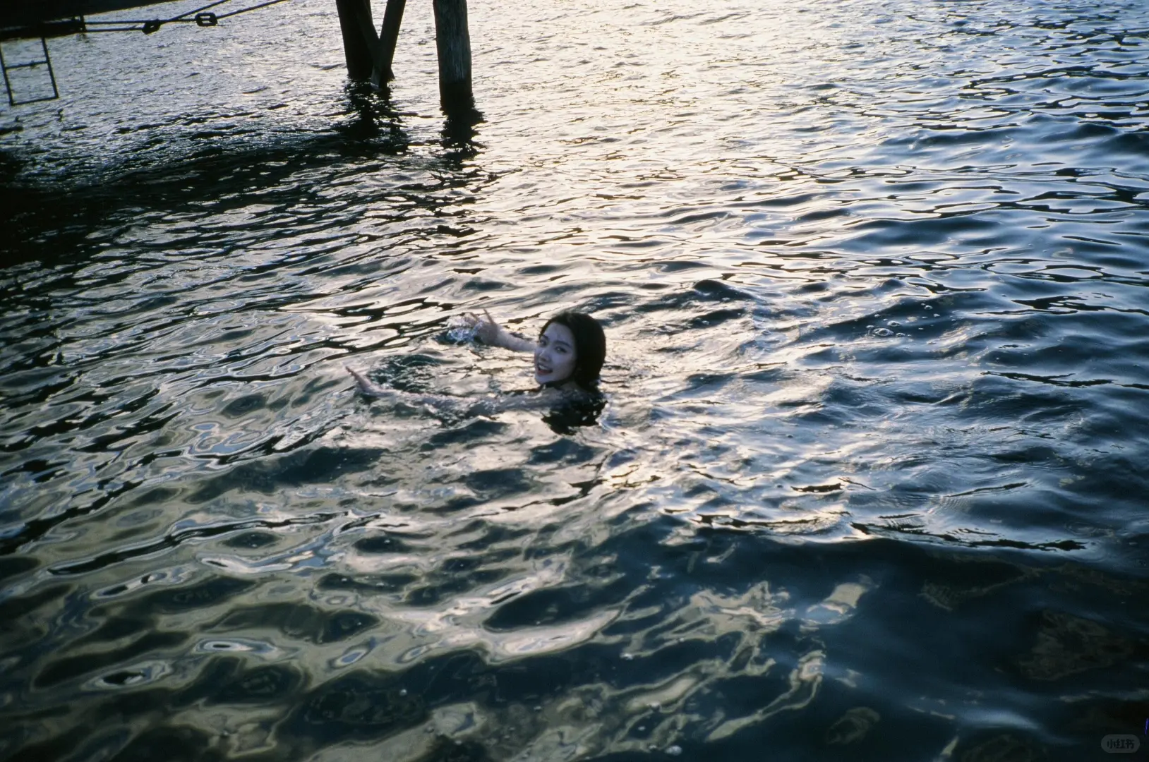 卢昱晓晒泳装照。这不就是美人鱼嘛。