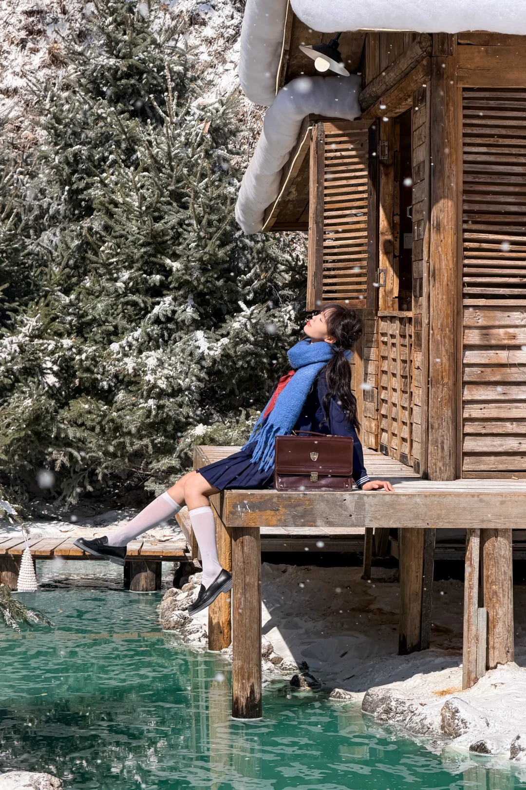 “冬日OOTD｜蓝调制服+围巾，雪地日系少女”