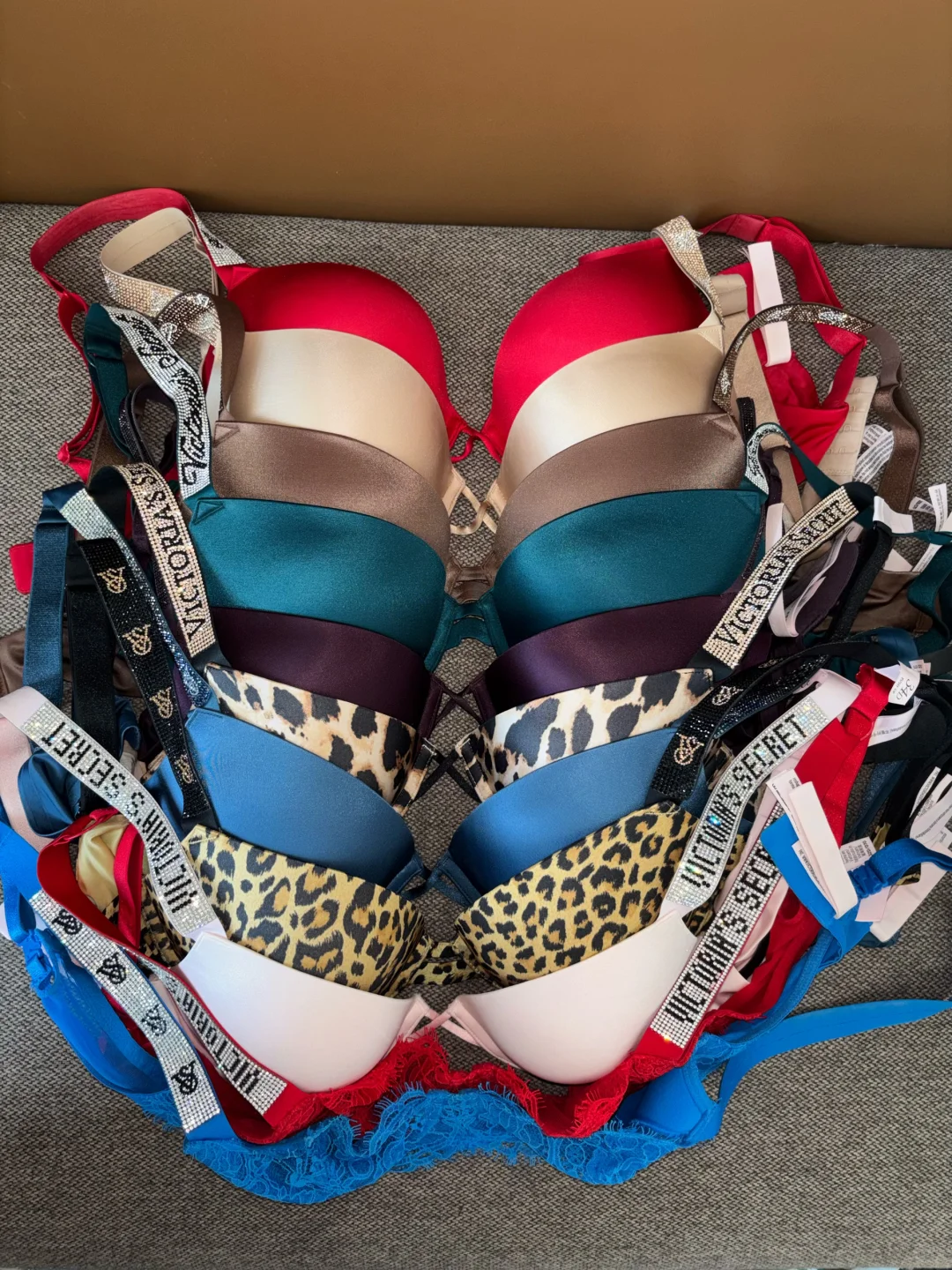 陆陆续续入的🎀维密闪钻肩带内衣👙