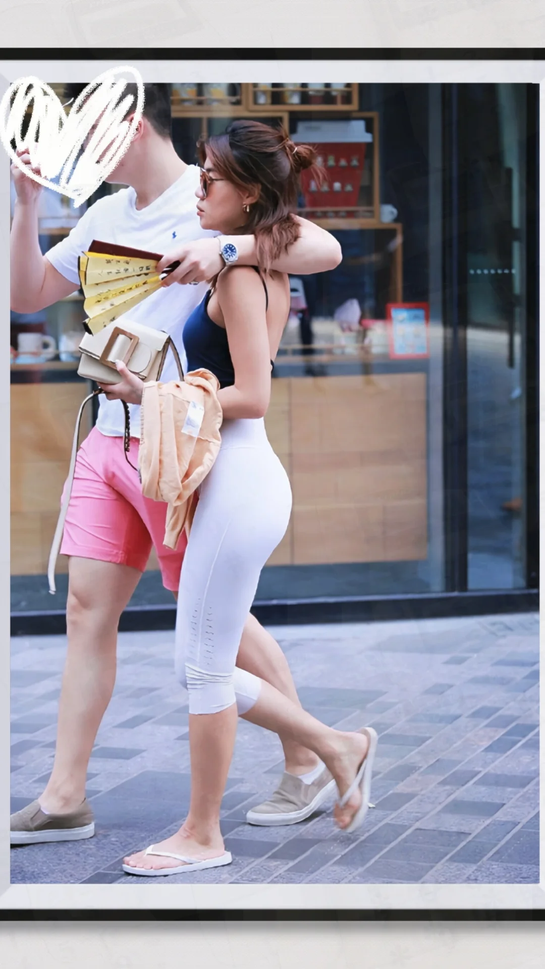 今年爆火的“无痕瑜伽裤”怎么穿才不尴尬？