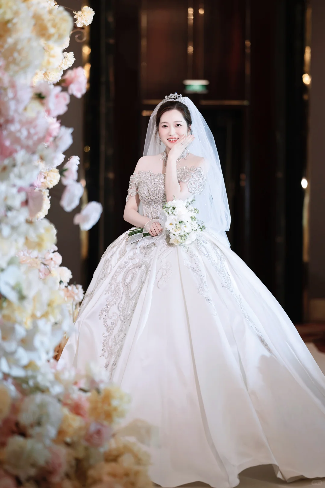 人面桃花相映红，人比花娇艳