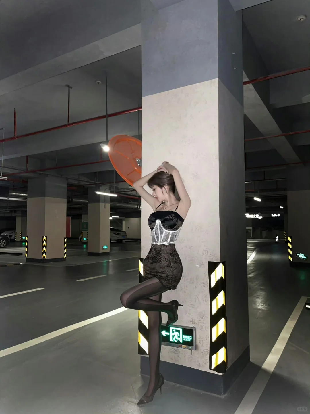 卓仕琳 御姐吊带裙 蕾丝掐细腰