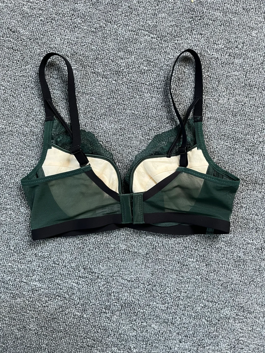 谁穿谁惊艳！墨绿色蕾丝裙氛围感拉满