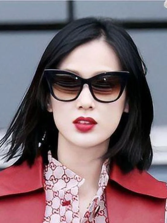 黄圣依黑裙造型，时尚圈吵翻了