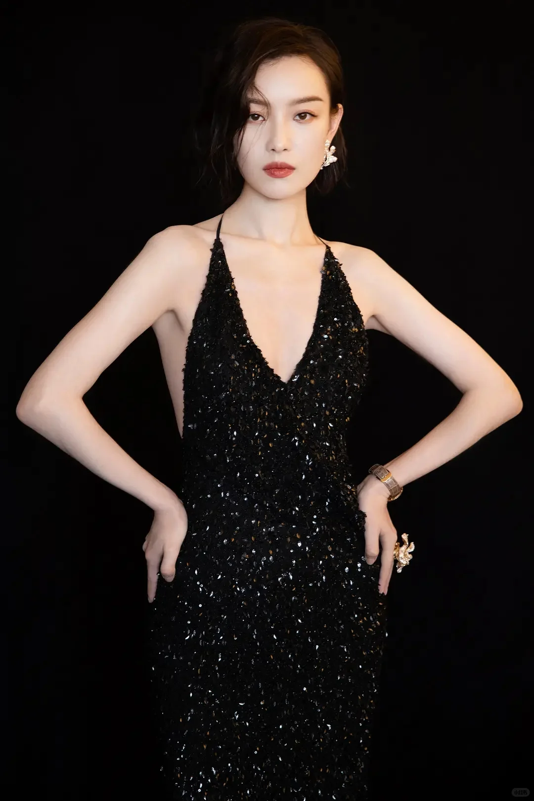 倪妮黑色吊带礼服写真集