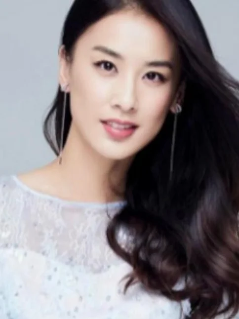 黄圣依黑裙造型，时尚圈吵翻了