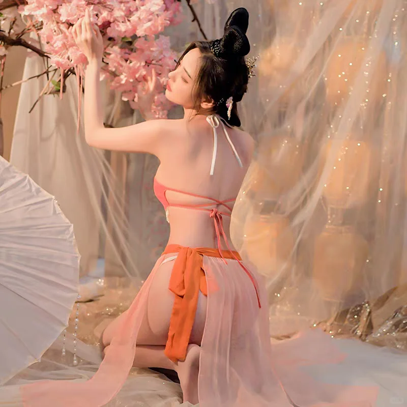 国风新潮流，战袍肚兜演绎别样风情💃