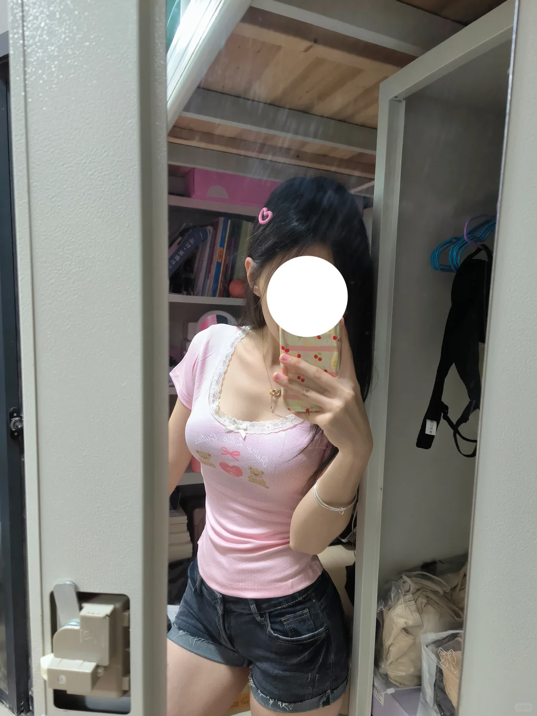 粉色修身上衣真的好显嫩啊！！！