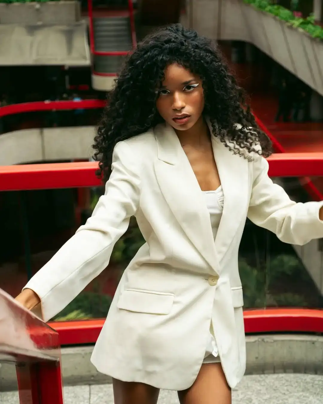 卷发小麦色女外模