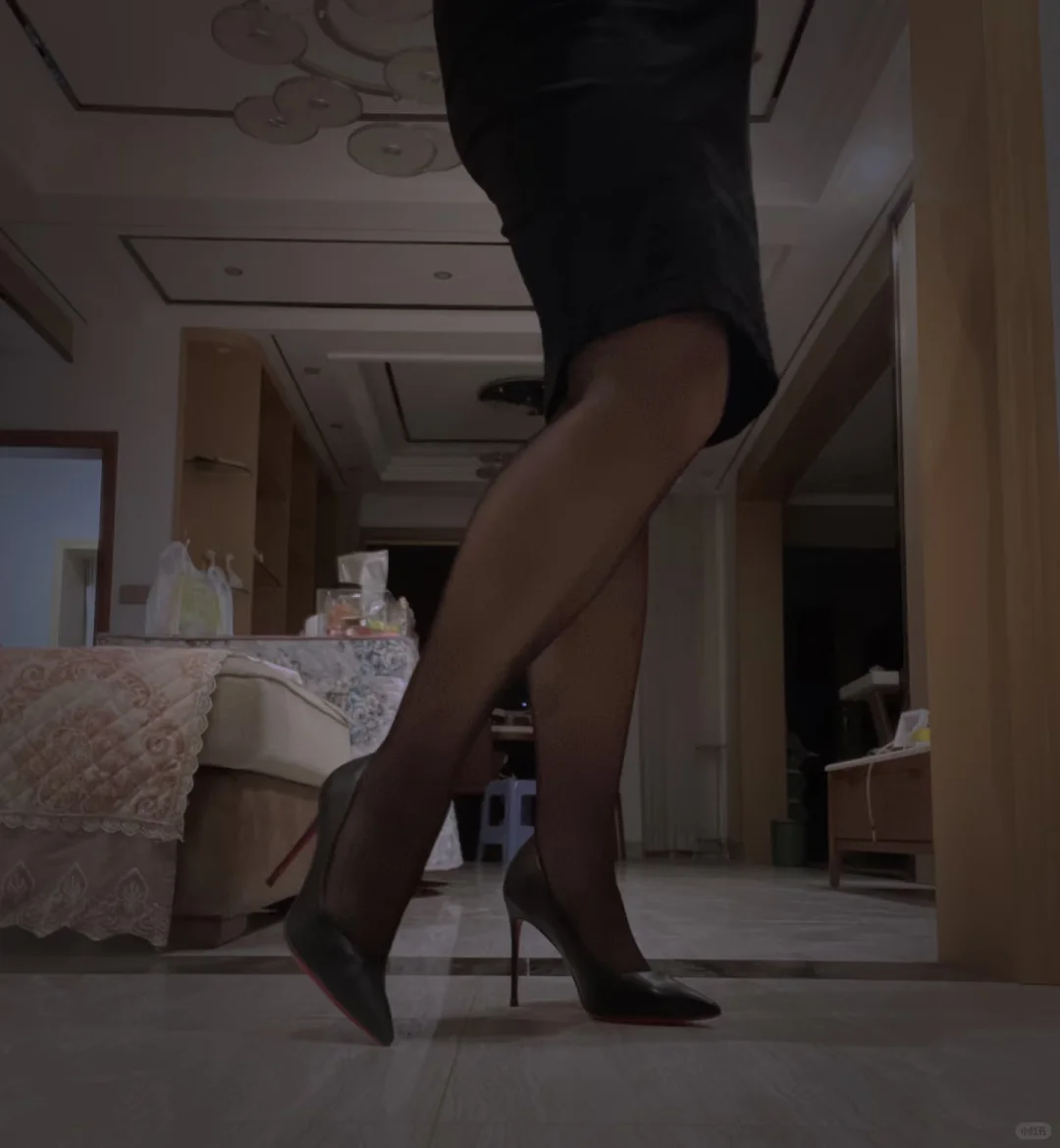 白天是战靴 夜晚是镣铐