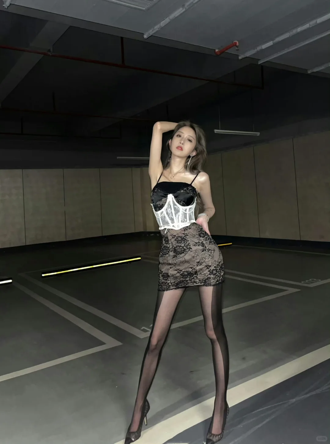 卓仕琳 御姐吊带裙 蕾丝掐细腰