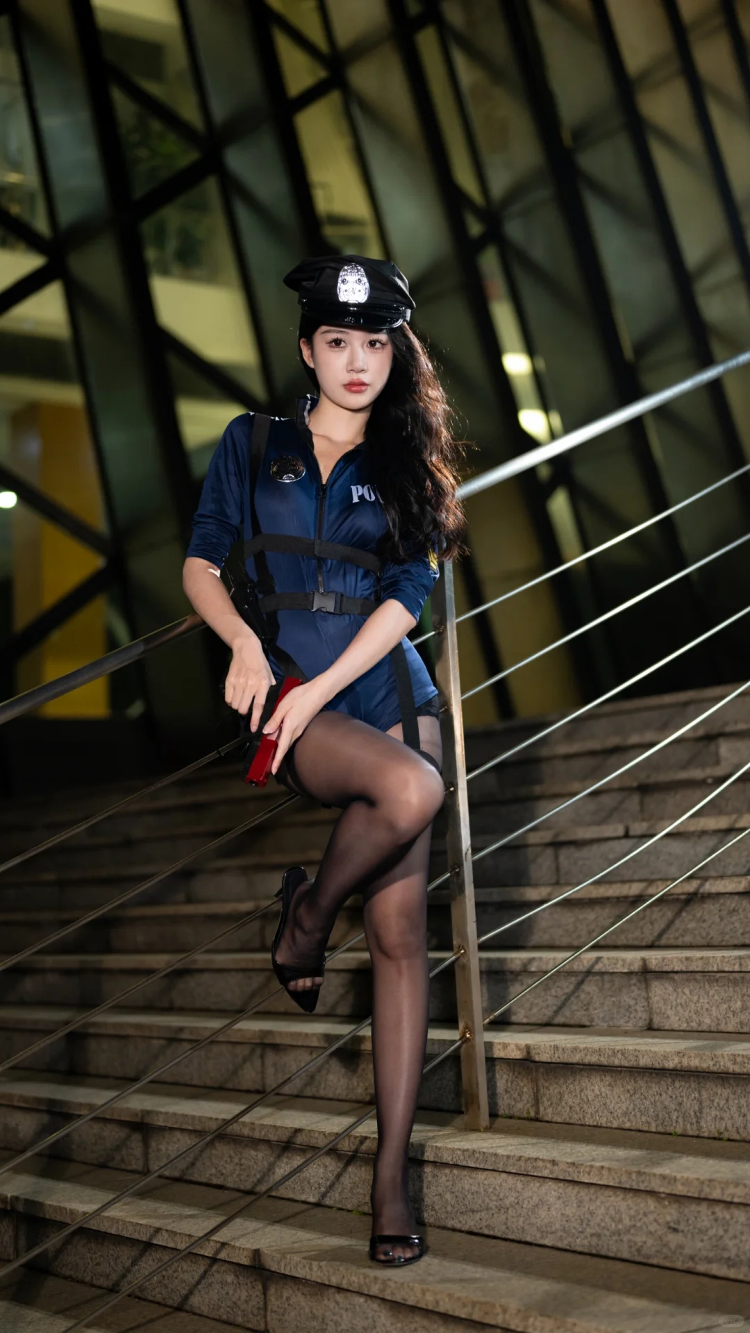 美到心动的女警写真