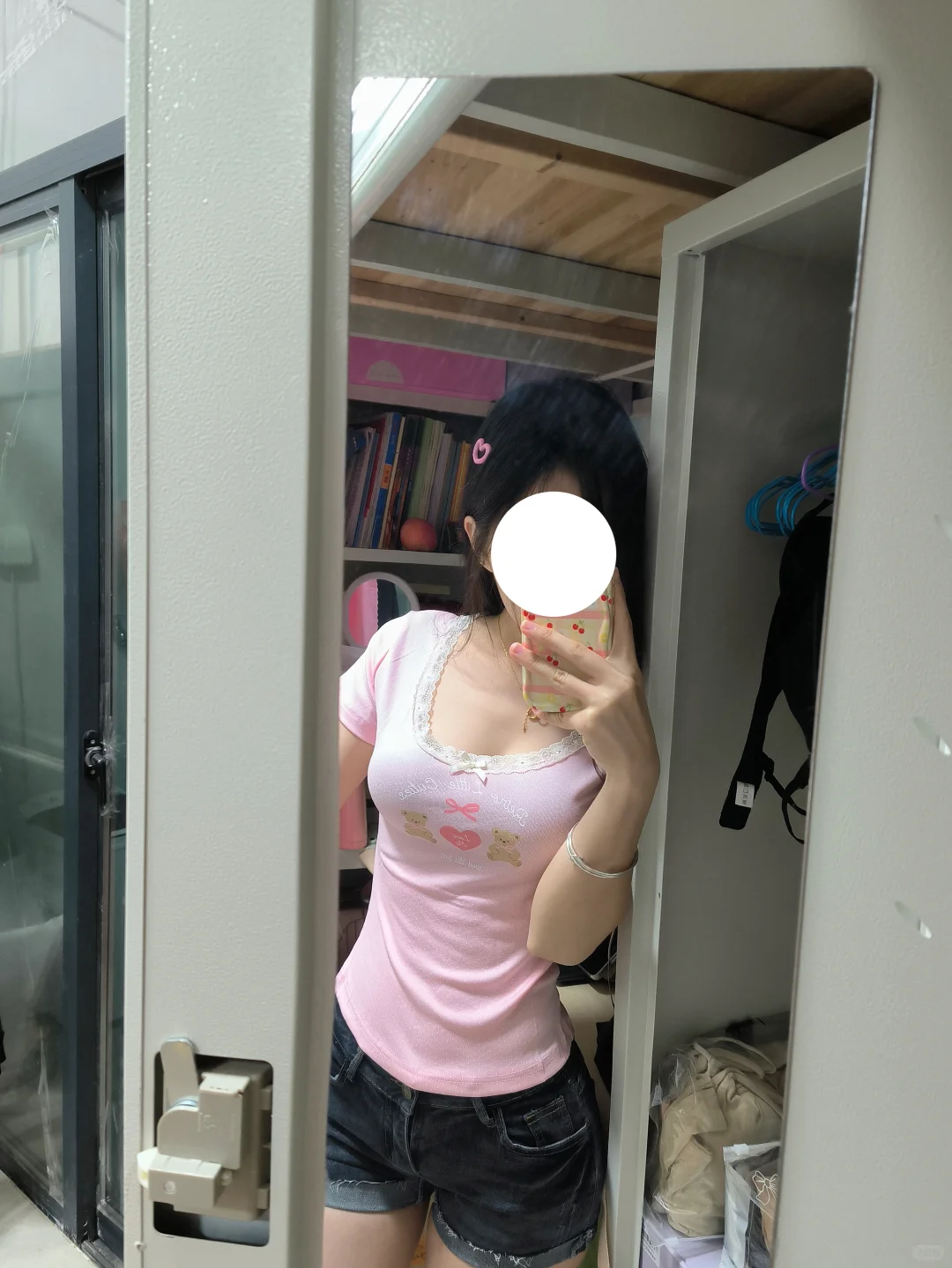 粉色修身上衣真的好显嫩啊！！！