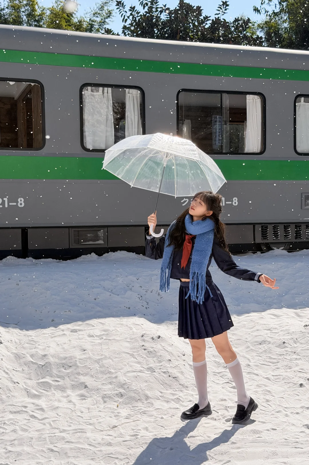 “冬日OOTD｜蓝调制服+围巾，雪地日系少女”