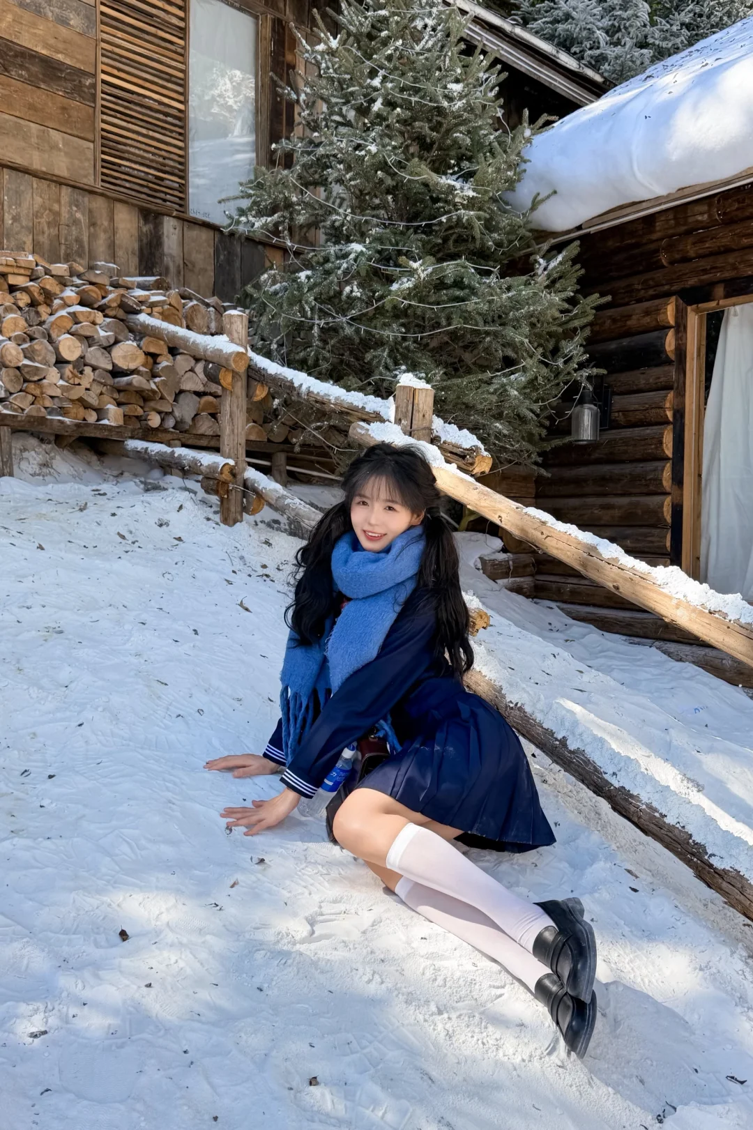 “冬日OOTD｜蓝调制服+围巾，雪地日系少女”