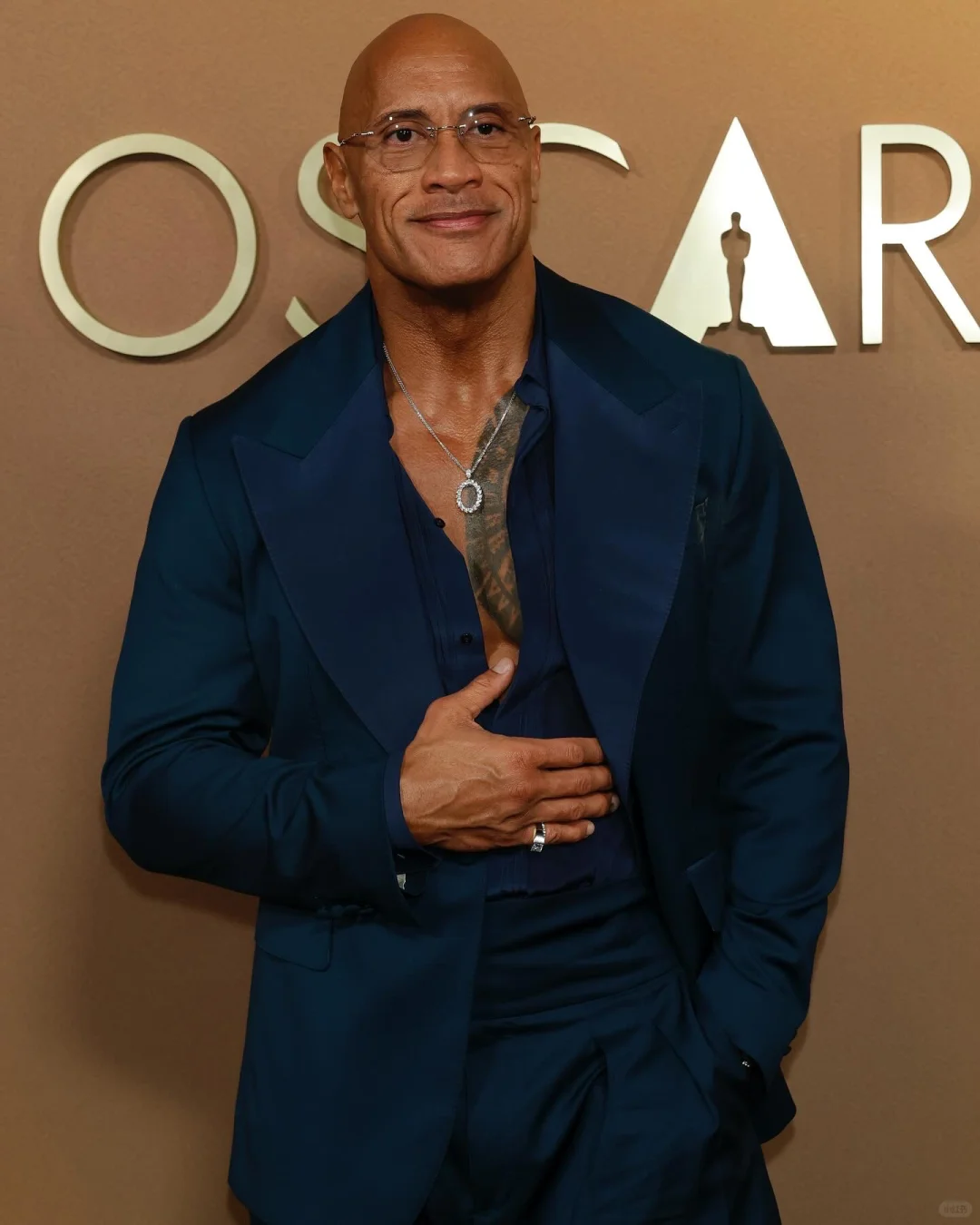 洲长奖红毯上的老牌绅士和好莱坞新生代少年