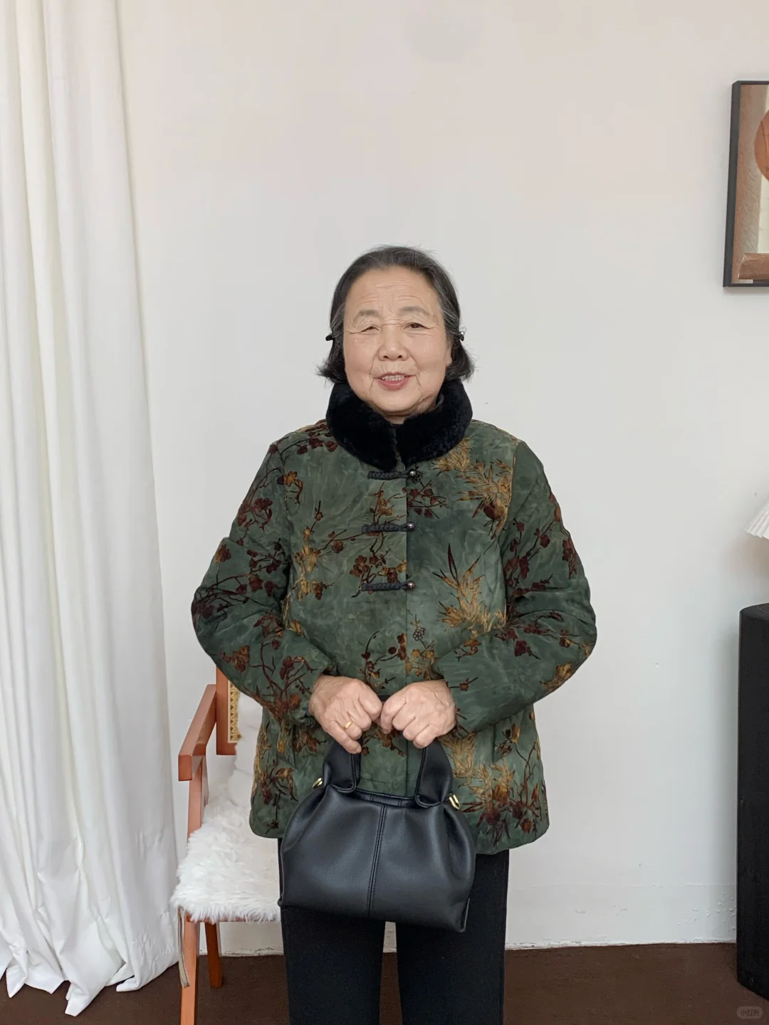 奶奶说我乱花钱买太多新衣服，留哪件好看呀？