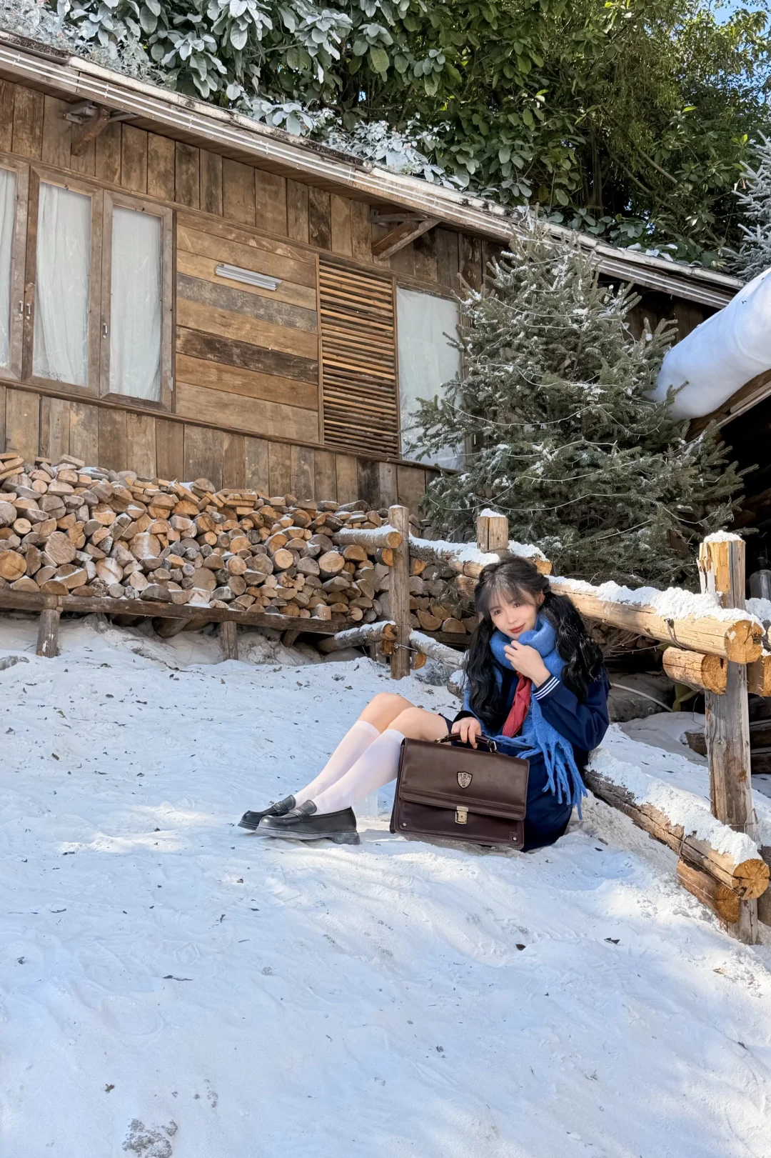 “冬日OOTD｜蓝调制服+围巾，雪地日系少女”