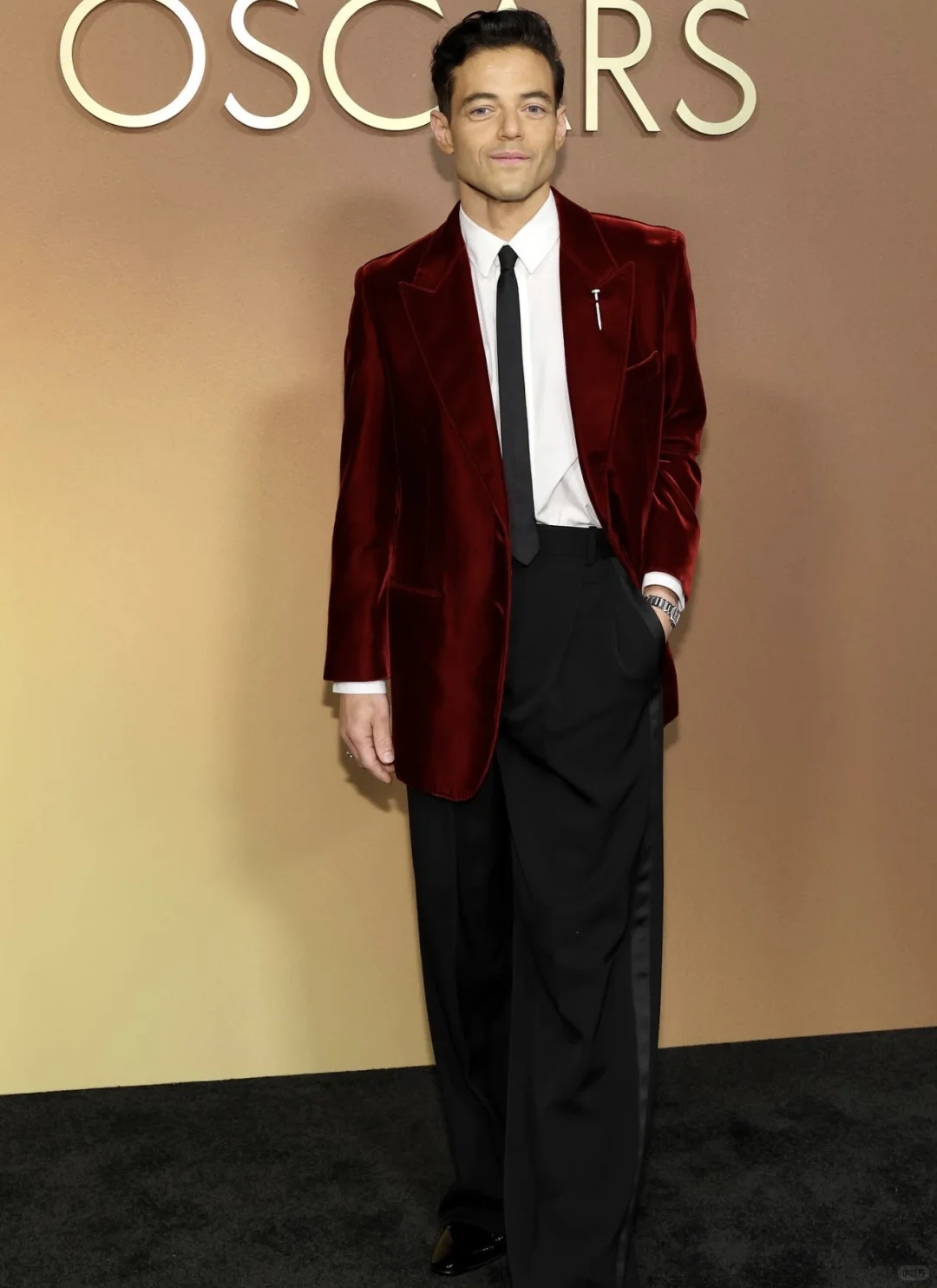 洲长奖红毯上的老牌绅士和好莱坞新生代少年