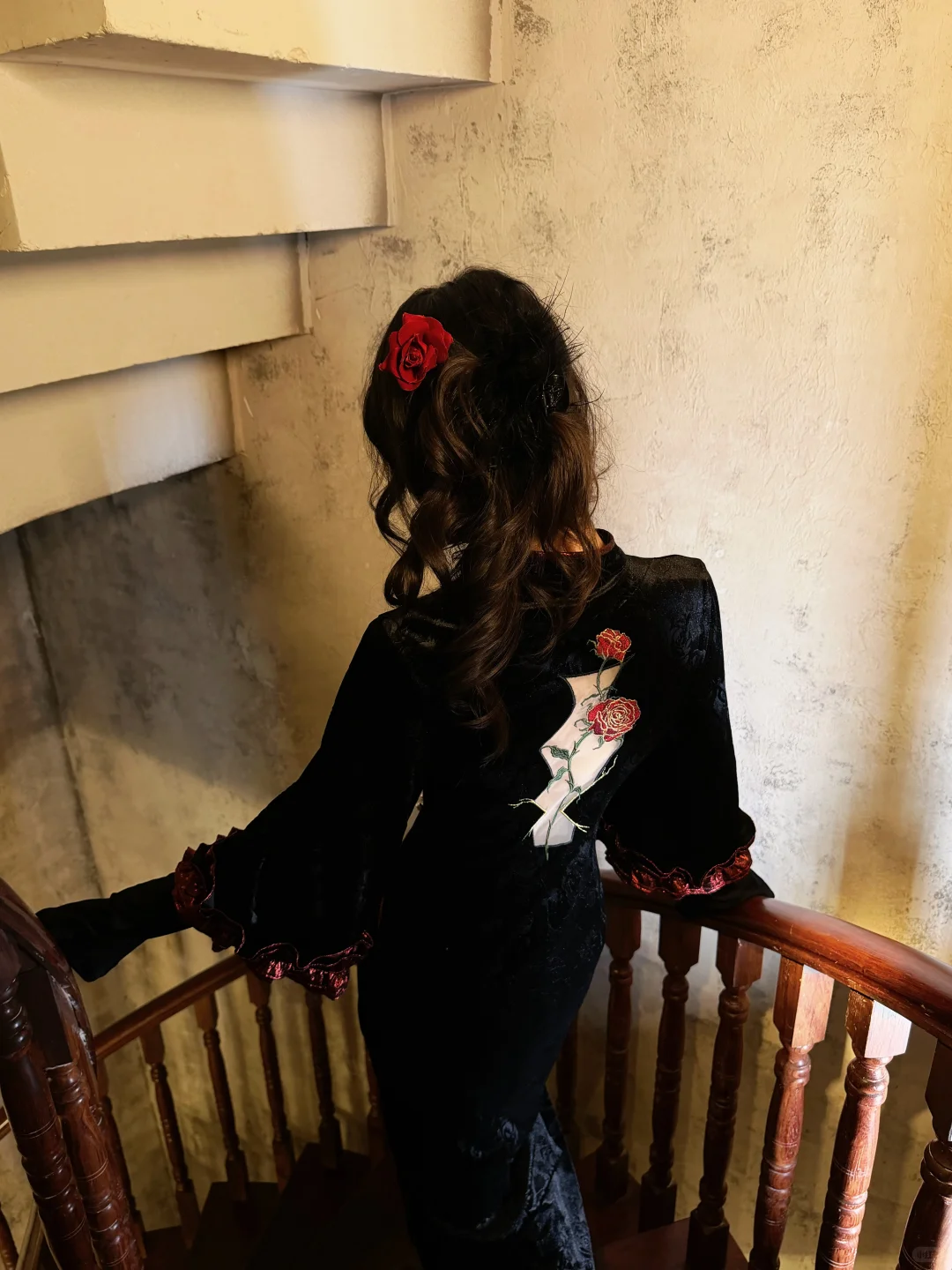 我将玫瑰藏于身后，破碎但盛开🥀