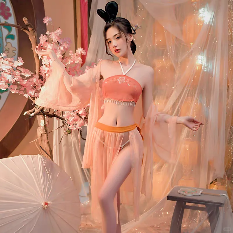 国风新潮流，战袍肚兜演绎别样风情💃