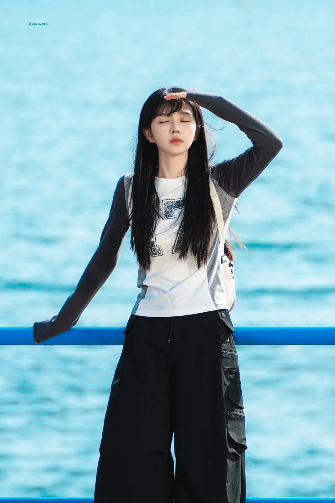 田曦薇新戏海边两套穿搭～林知夏侧脸杀😍