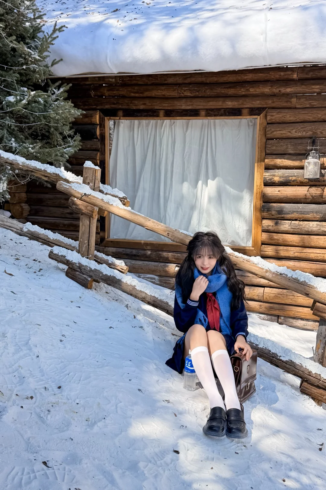 “冬日OOTD｜蓝调制服+围巾，雪地日系少女”