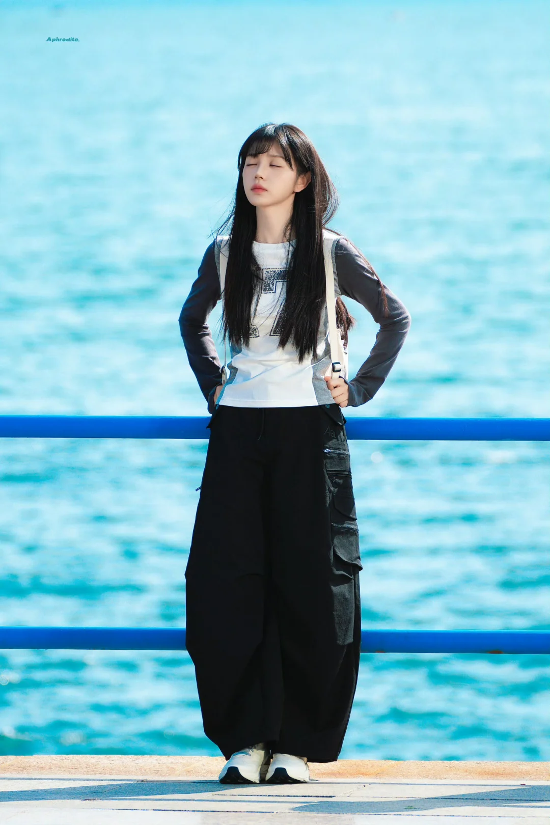 田曦薇新戏海边两套穿搭～林知夏侧脸杀😍