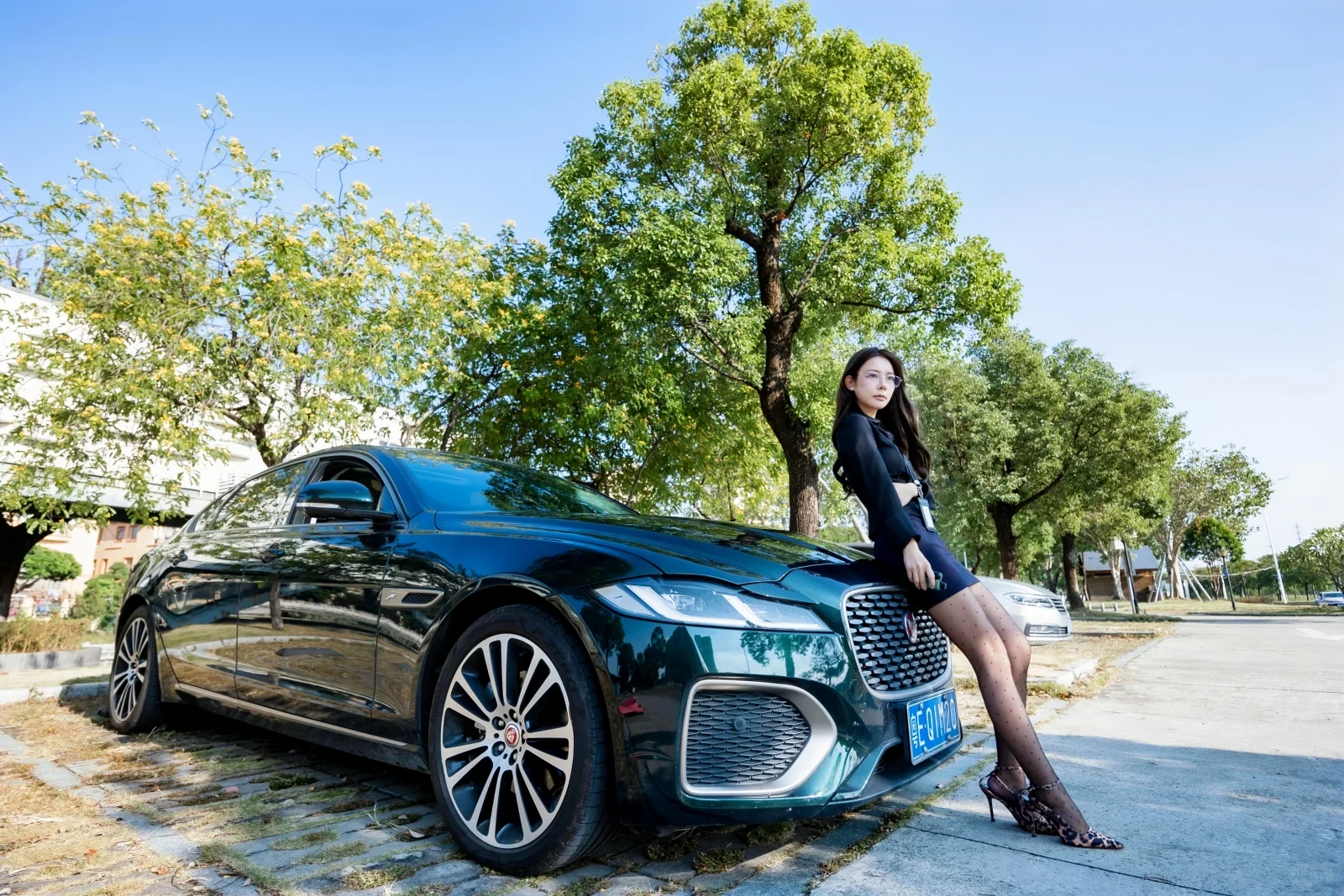 会开车还会修车，让她做你的秘书你愿意吗