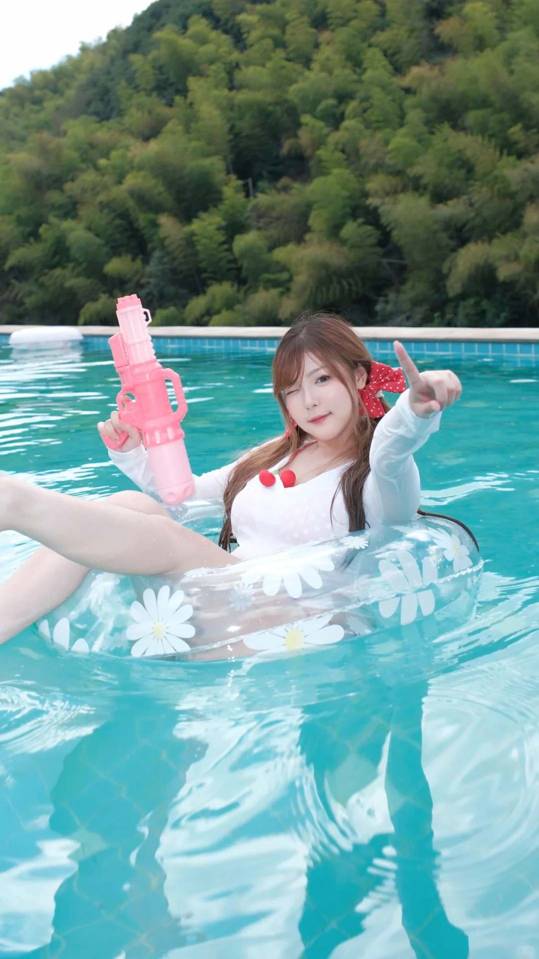 夏天就来这玩吧～游泳池～