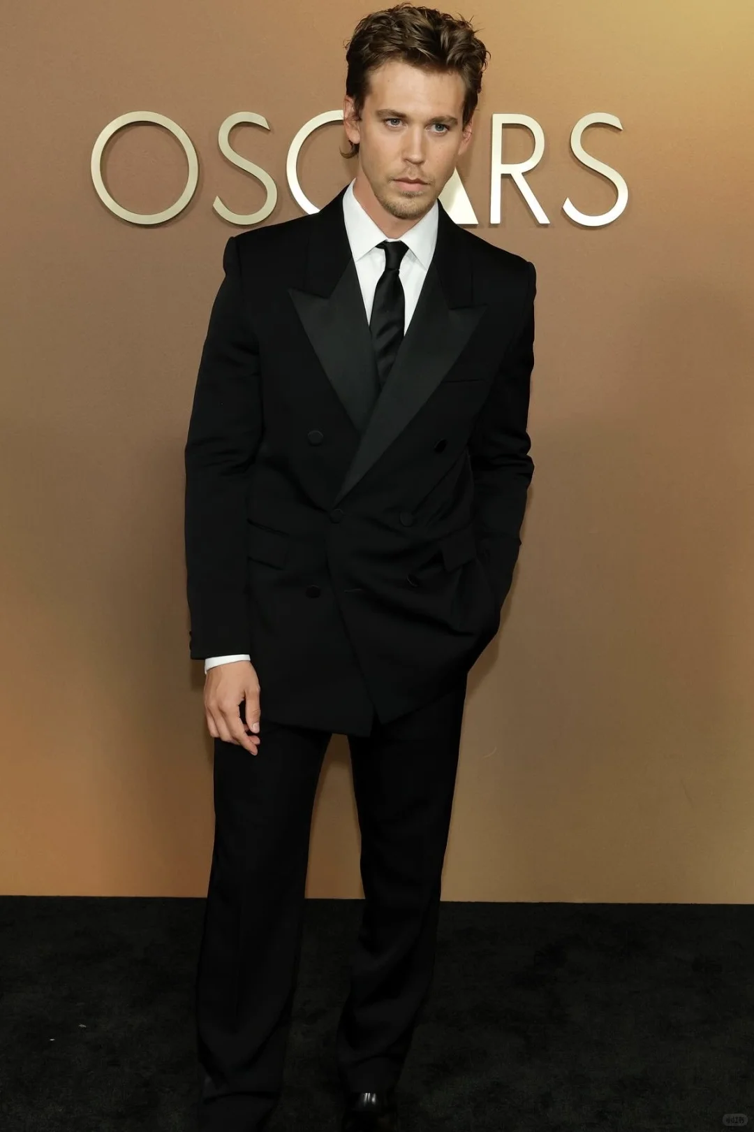 洲长奖红毯上的老牌绅士和好莱坞新生代少年