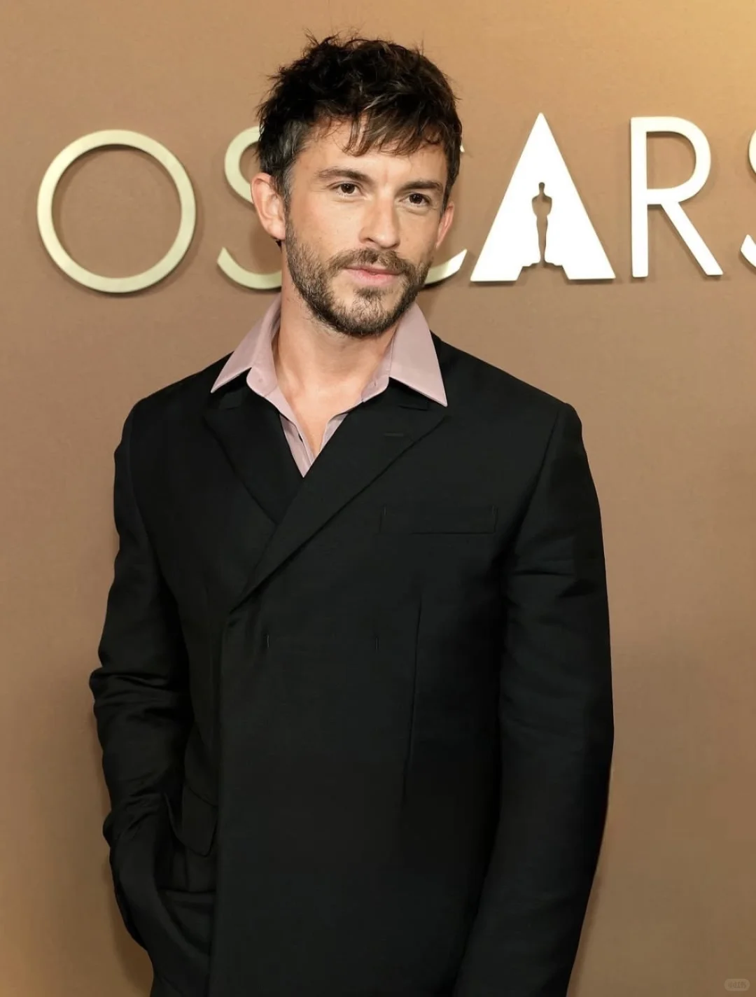 洲长奖红毯上的老牌绅士和好莱坞新生代少年