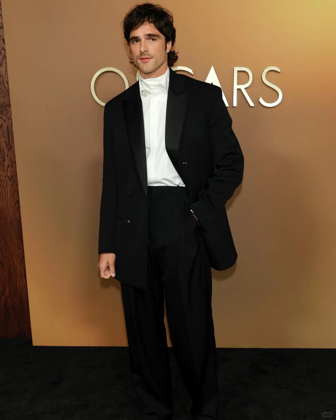 洲长奖红毯上的老牌绅士和好莱坞新生代少年