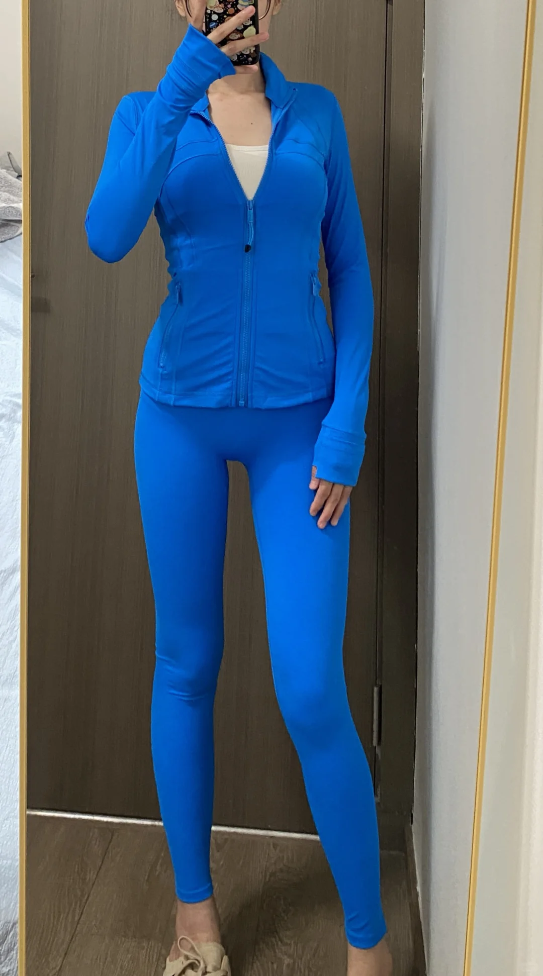 蓝色瑜伽服，太显白了～