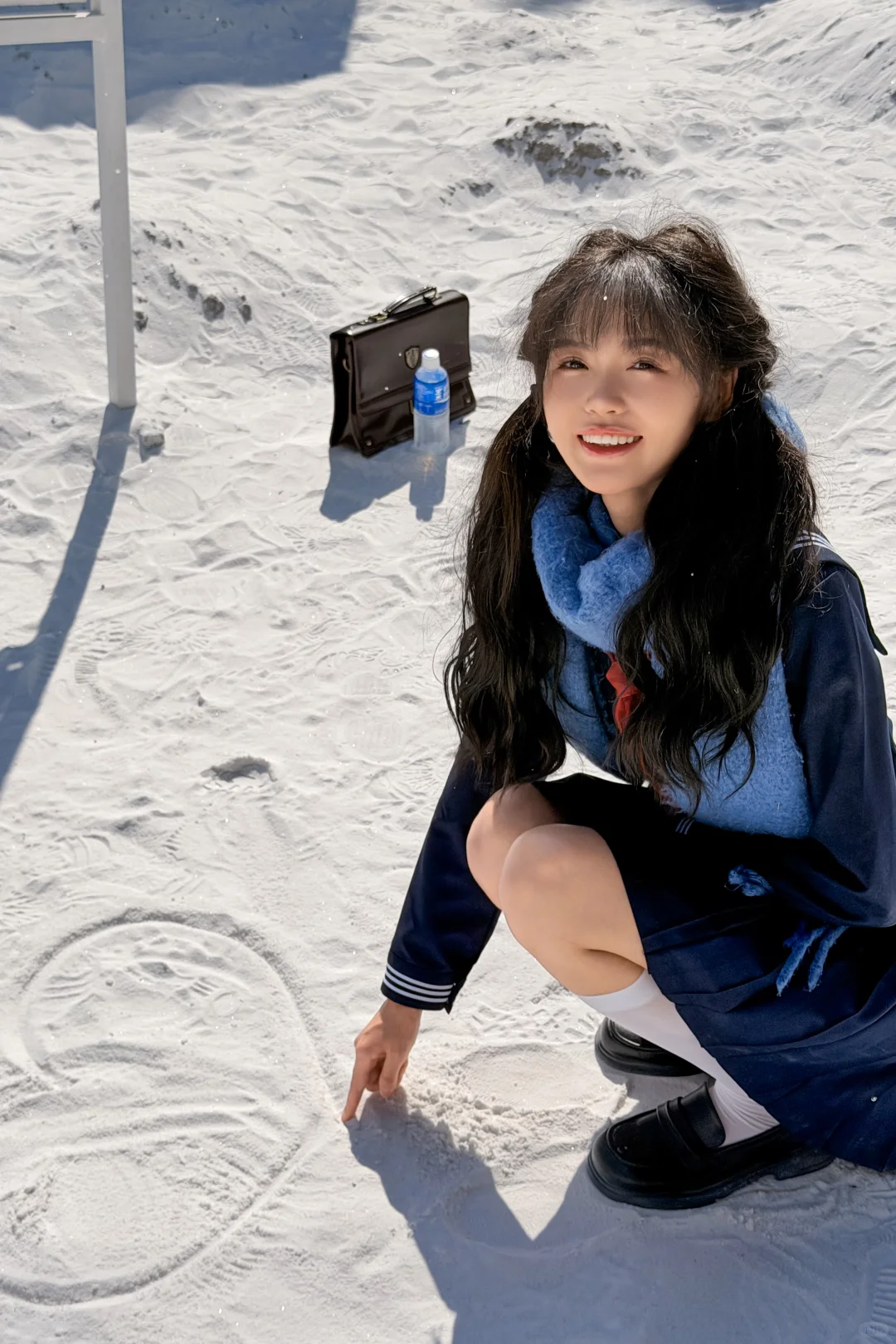 “冬日OOTD｜蓝调制服+围巾，雪地日系少女”