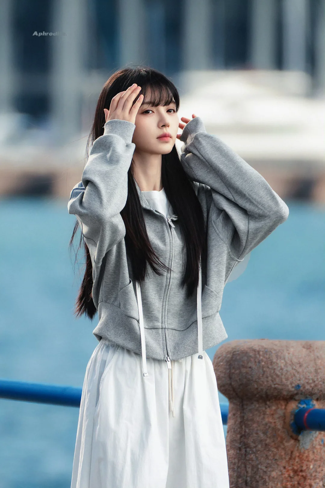 田曦薇新戏海边两套穿搭～林知夏侧脸杀😍