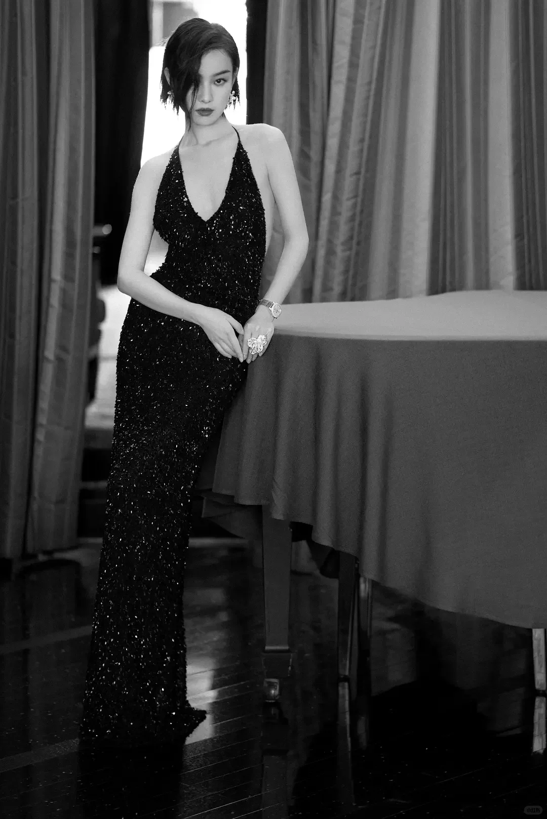 倪妮黑色吊带礼服写真集