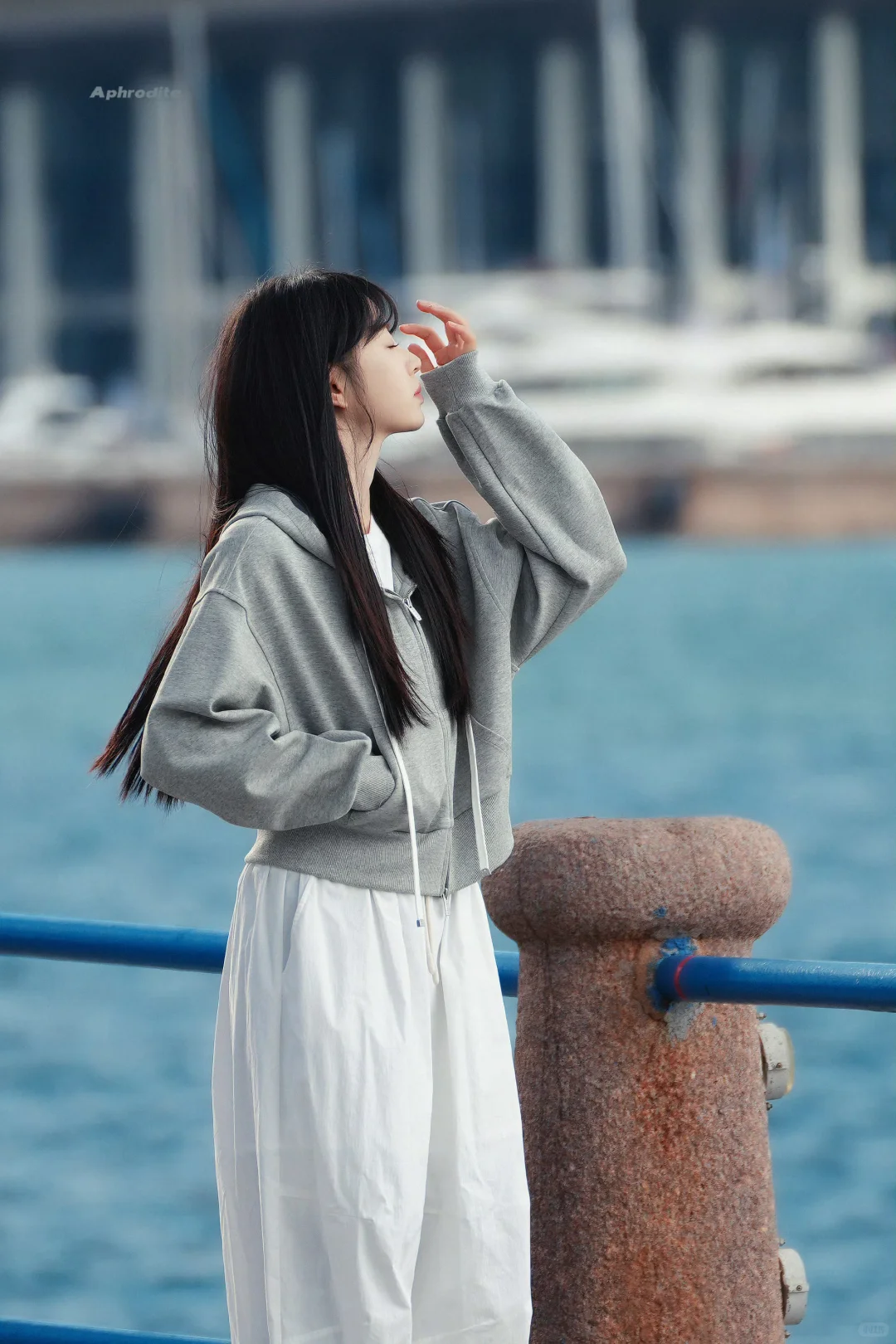 田曦薇新戏海边两套穿搭～林知夏侧脸杀😍