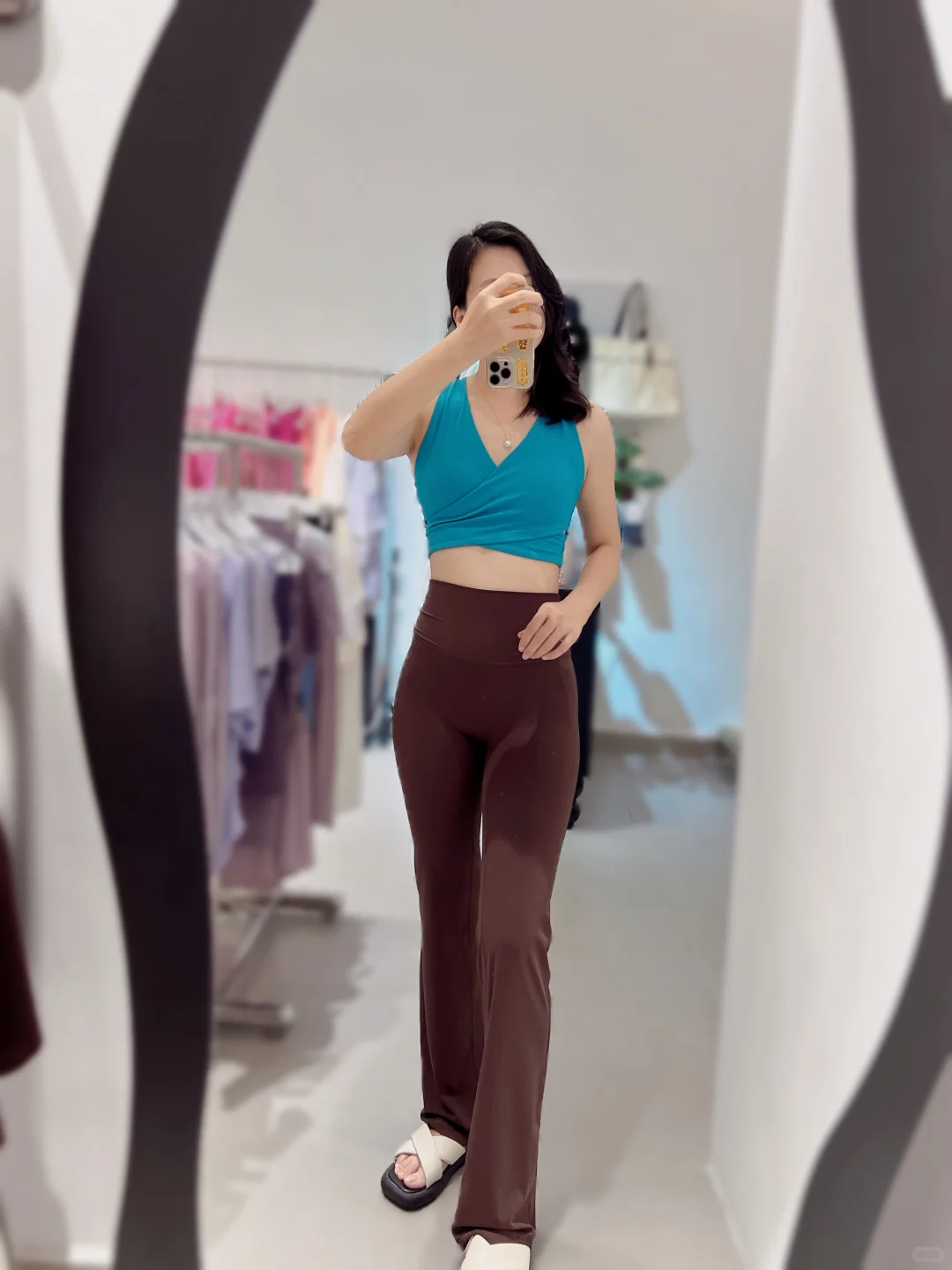 在东城万达，瑜伽服搭出港风复古松弛感