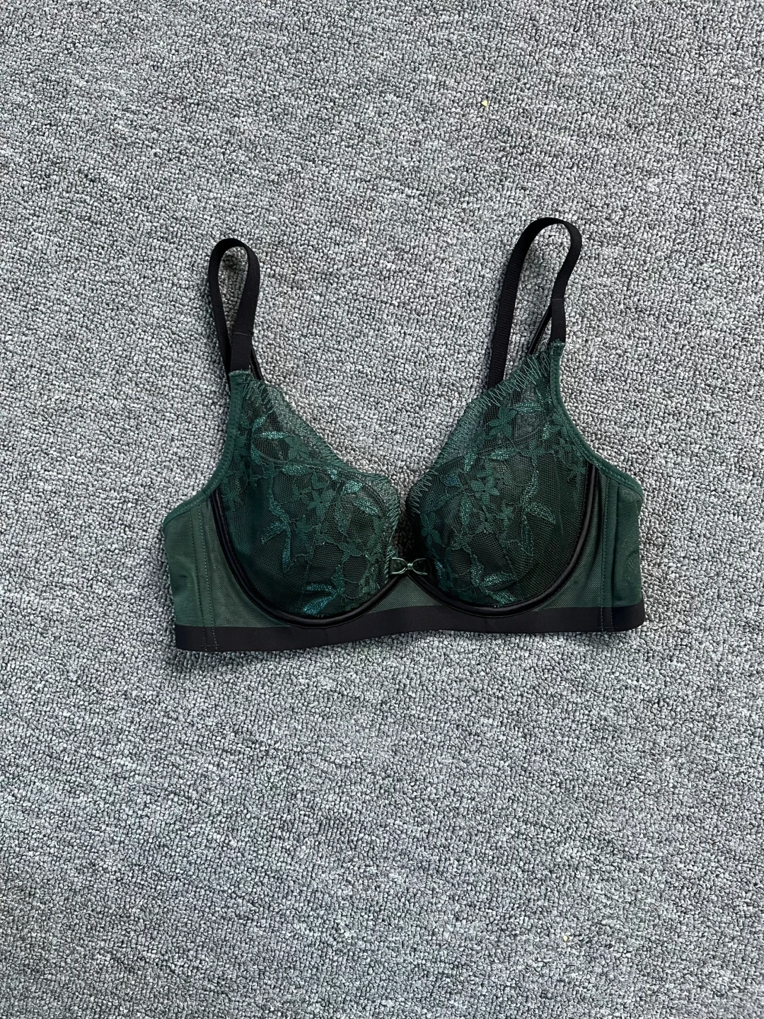 谁穿谁惊艳！墨绿色蕾丝裙氛围感拉满