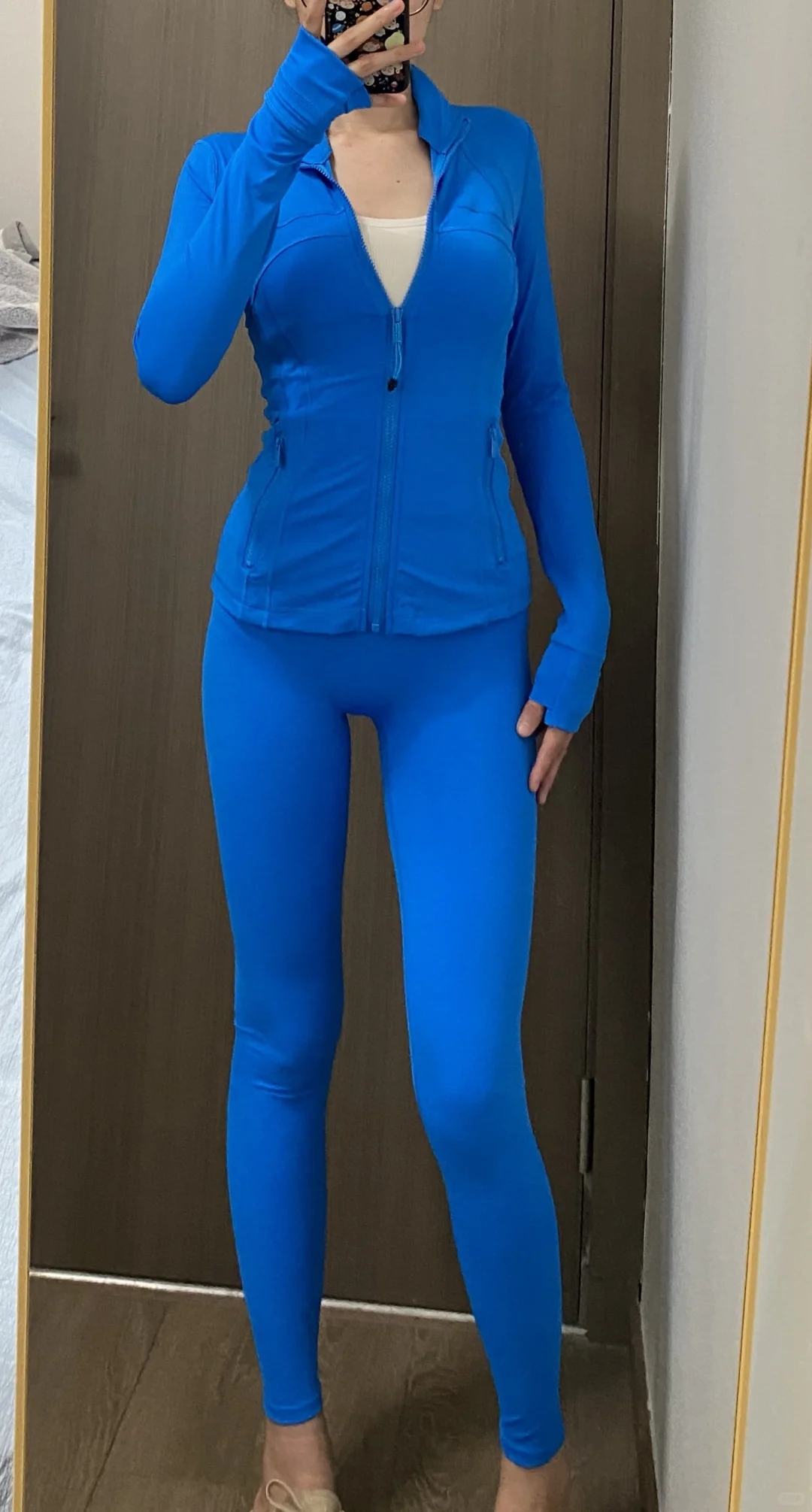 蓝色瑜伽服，太显白了～