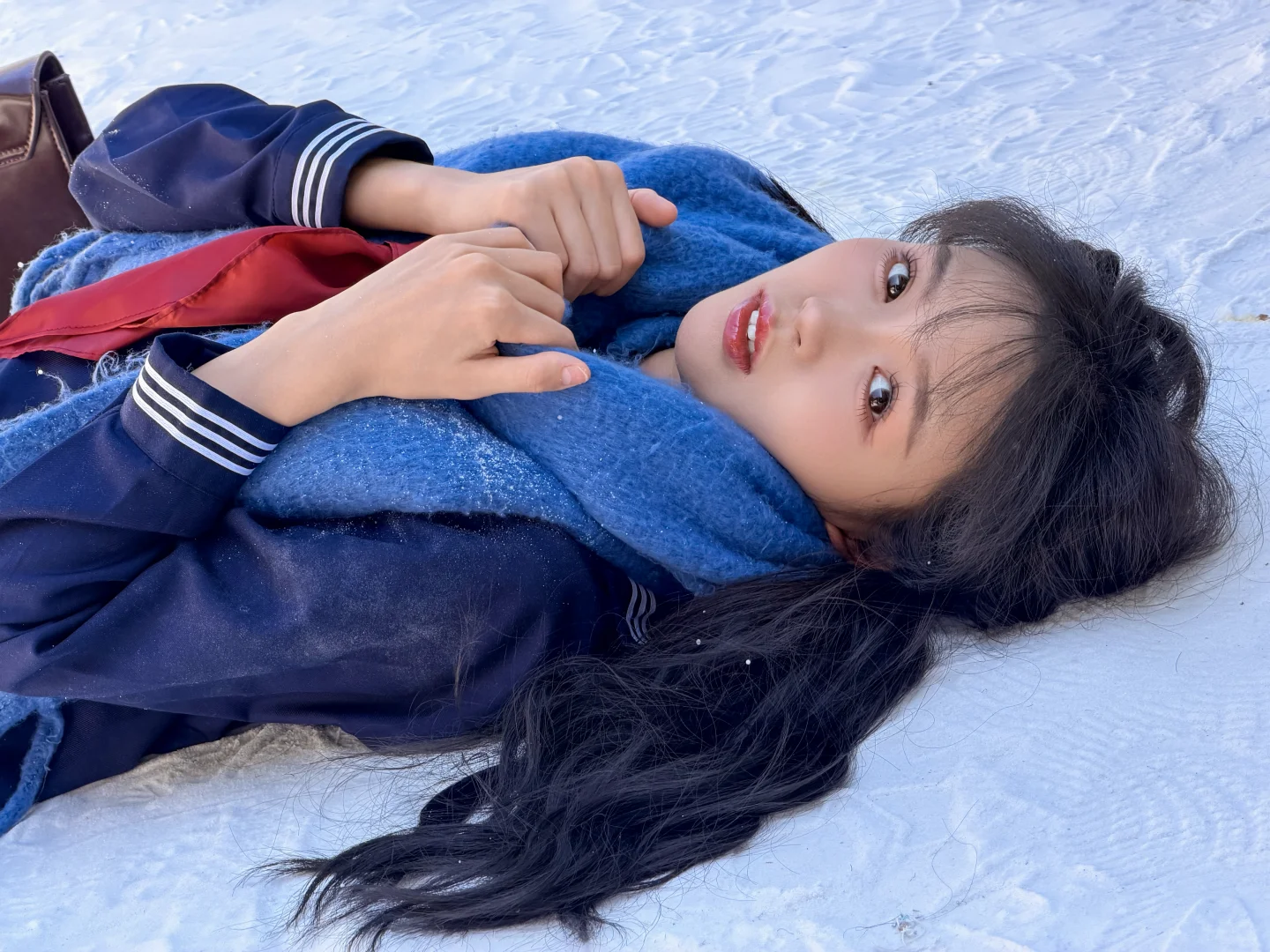 “冬日OOTD｜蓝调制服+围巾，雪地日系少女”
