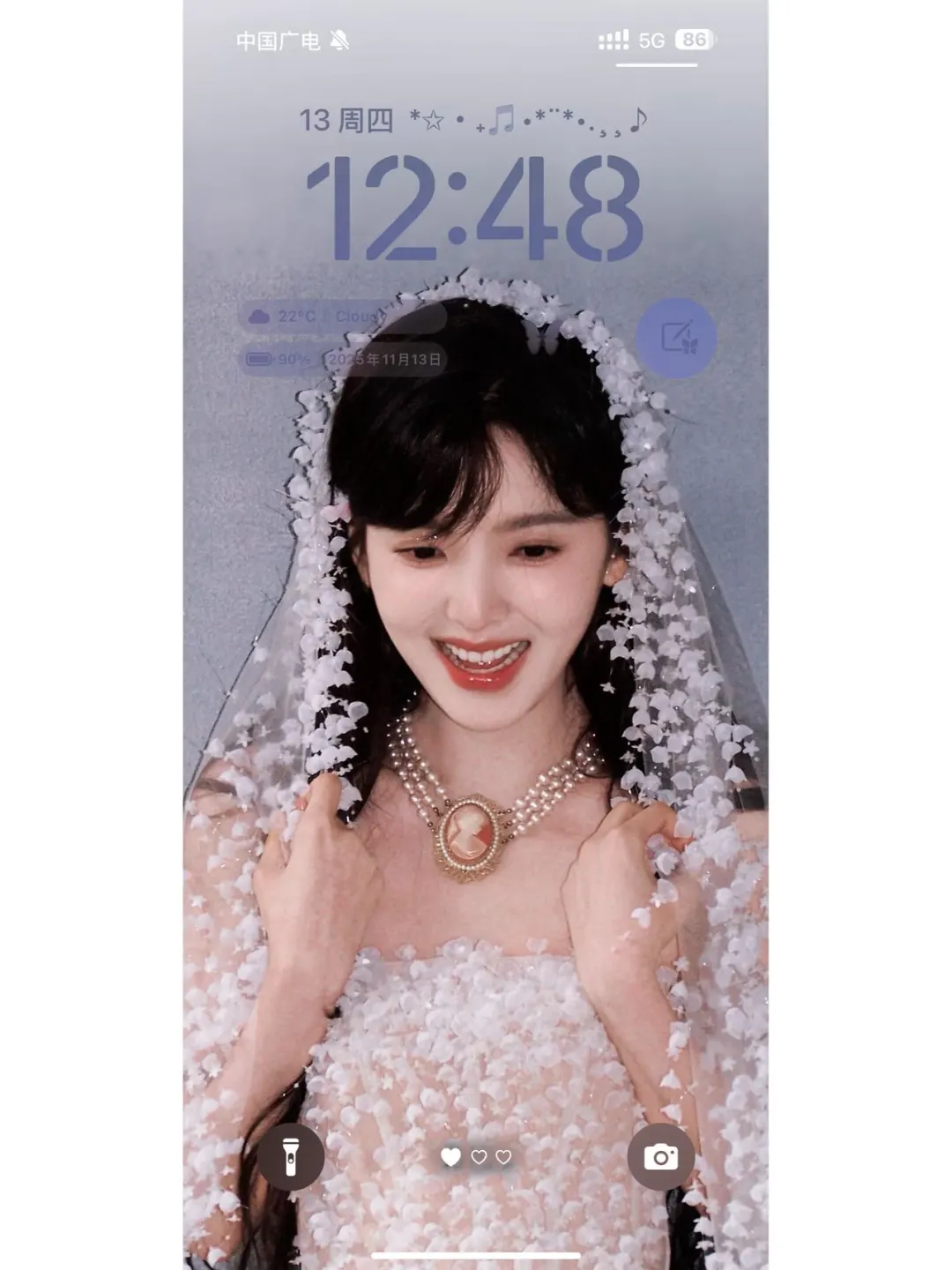 章若楠这张太适合当壁纸了！