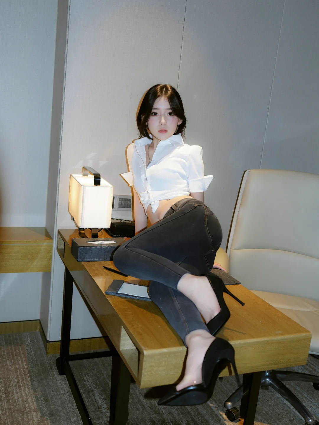 这套穿搭把 “干练 + 性感” 玩明白了！