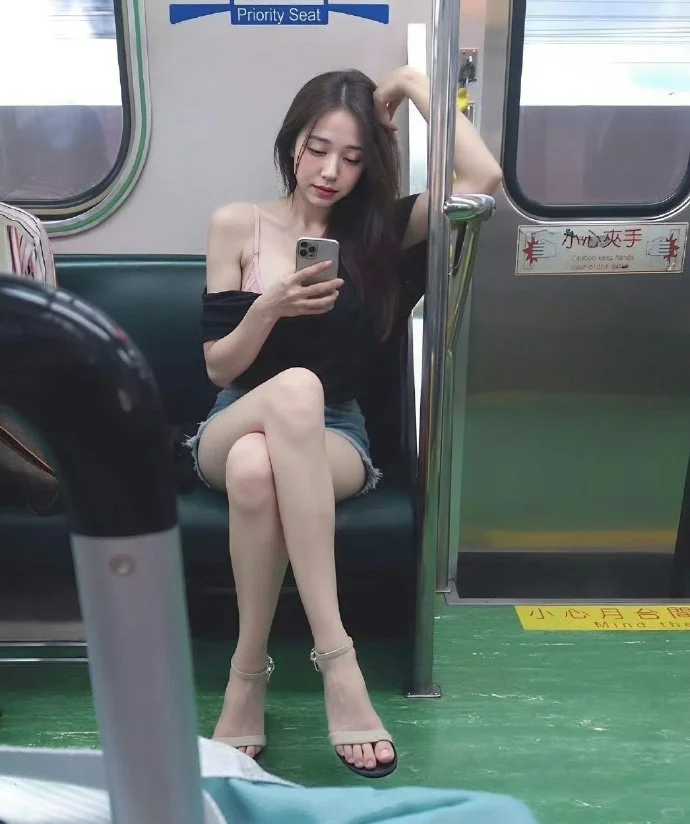 地铁实拍，太清凉了吧