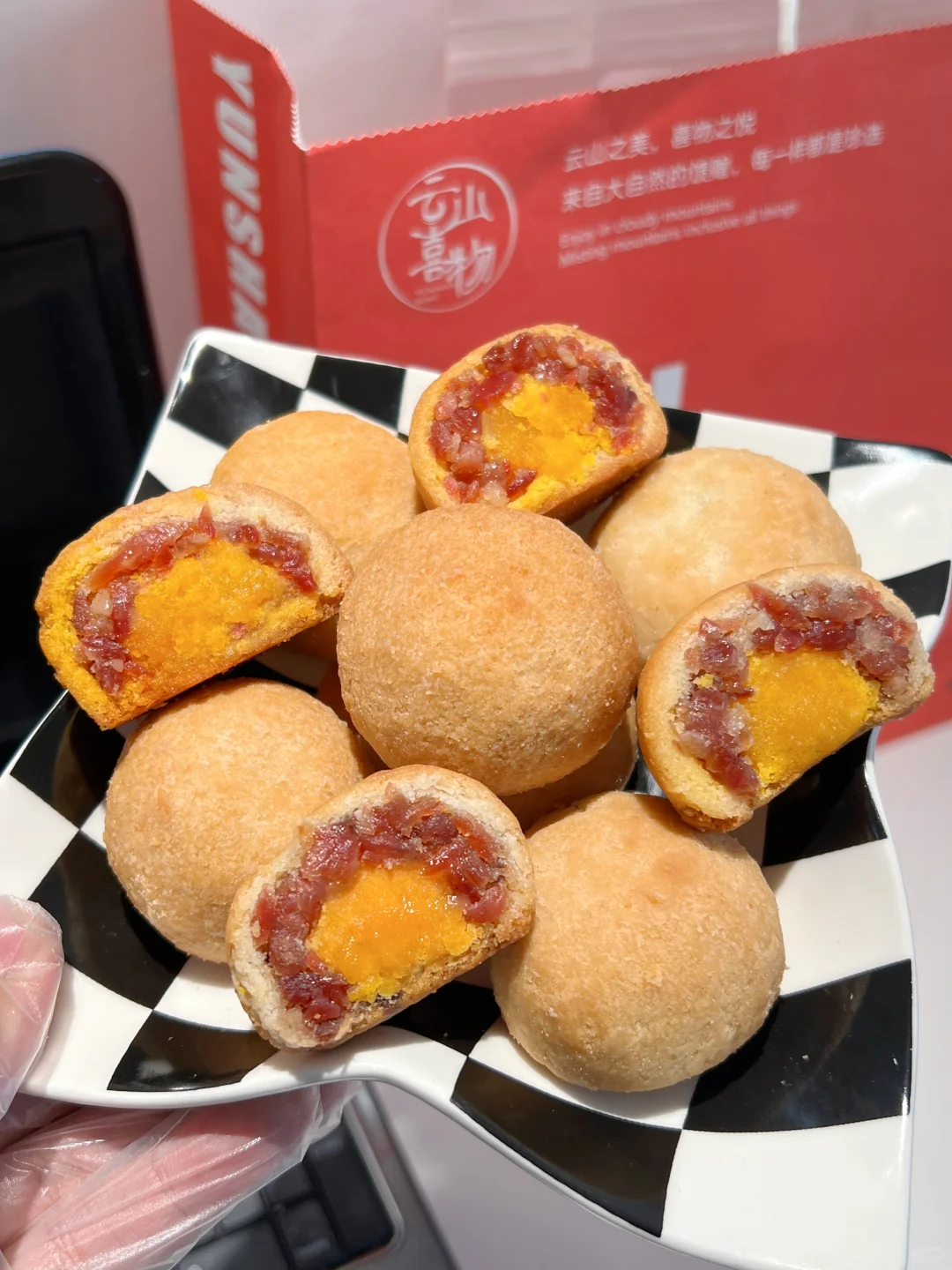 肉食控天堂！云南酥饼把火腿咸香揉进蛋黄